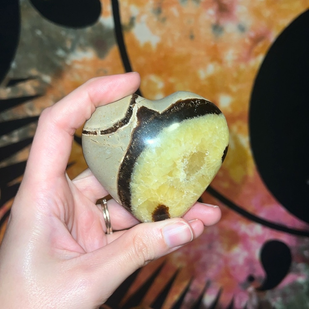 Septarian heart, UV reactive. ☀️